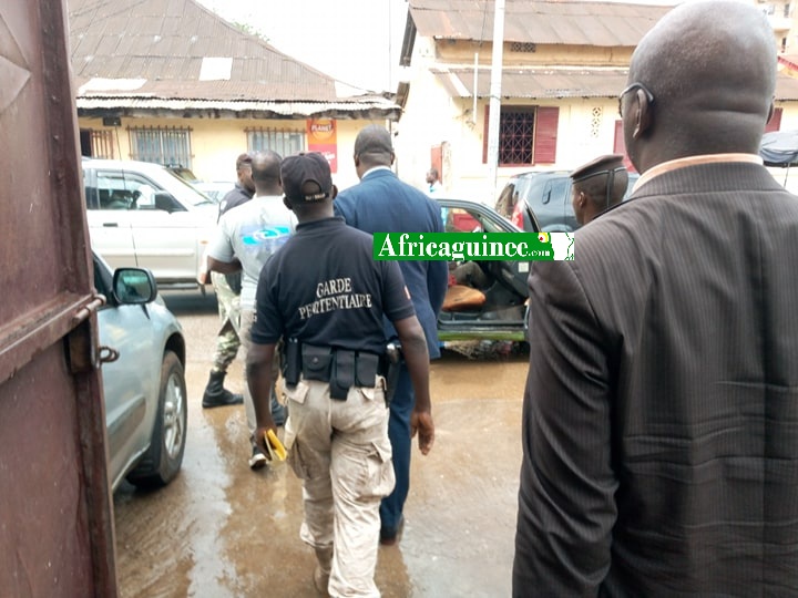 L'opposant guinéen; Faya Milimono conduit à la maison centrale par des gendarmes