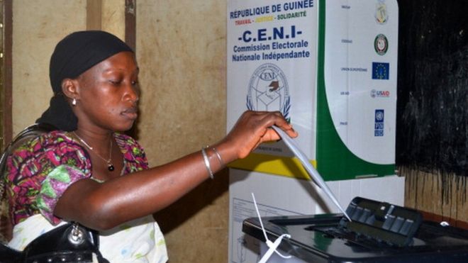 Un électeur guinéen devant l'urne, image d'archive