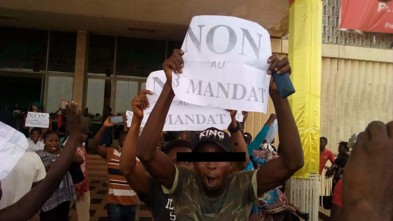Des protestataires contre le projet de troisième mandat en Guinée