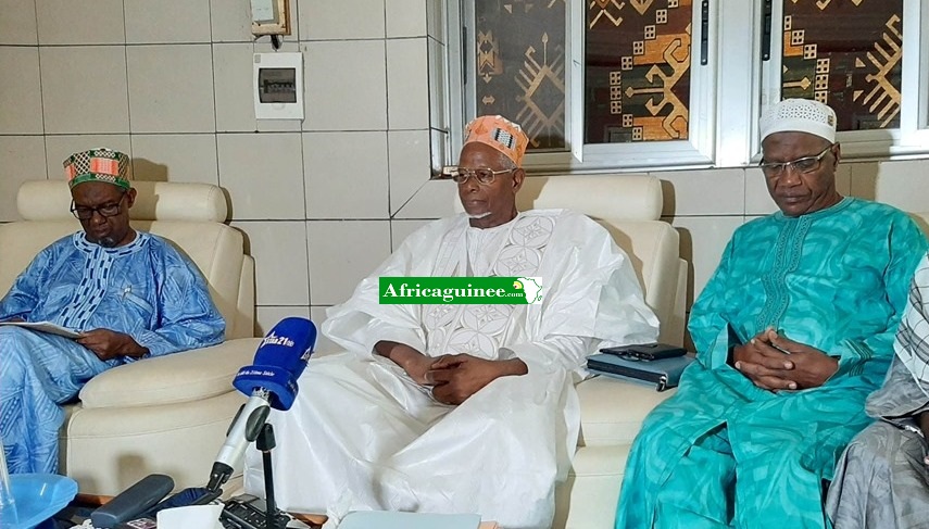 Elhadj Ousmane Baldé entouré de ses roches collaborateurs