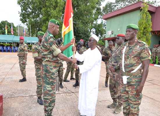 Le ministre de la Défense nationale, Dr. Mohamed Diané a procédé  à la remise officielle du Tricolore national au Bataillon Gangan5
