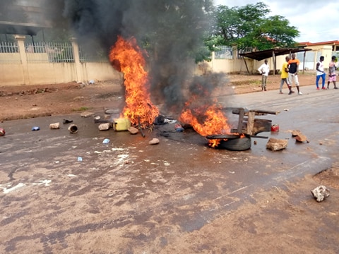 Des pneus brûlés sur la chaussée dans une rue à Mamou