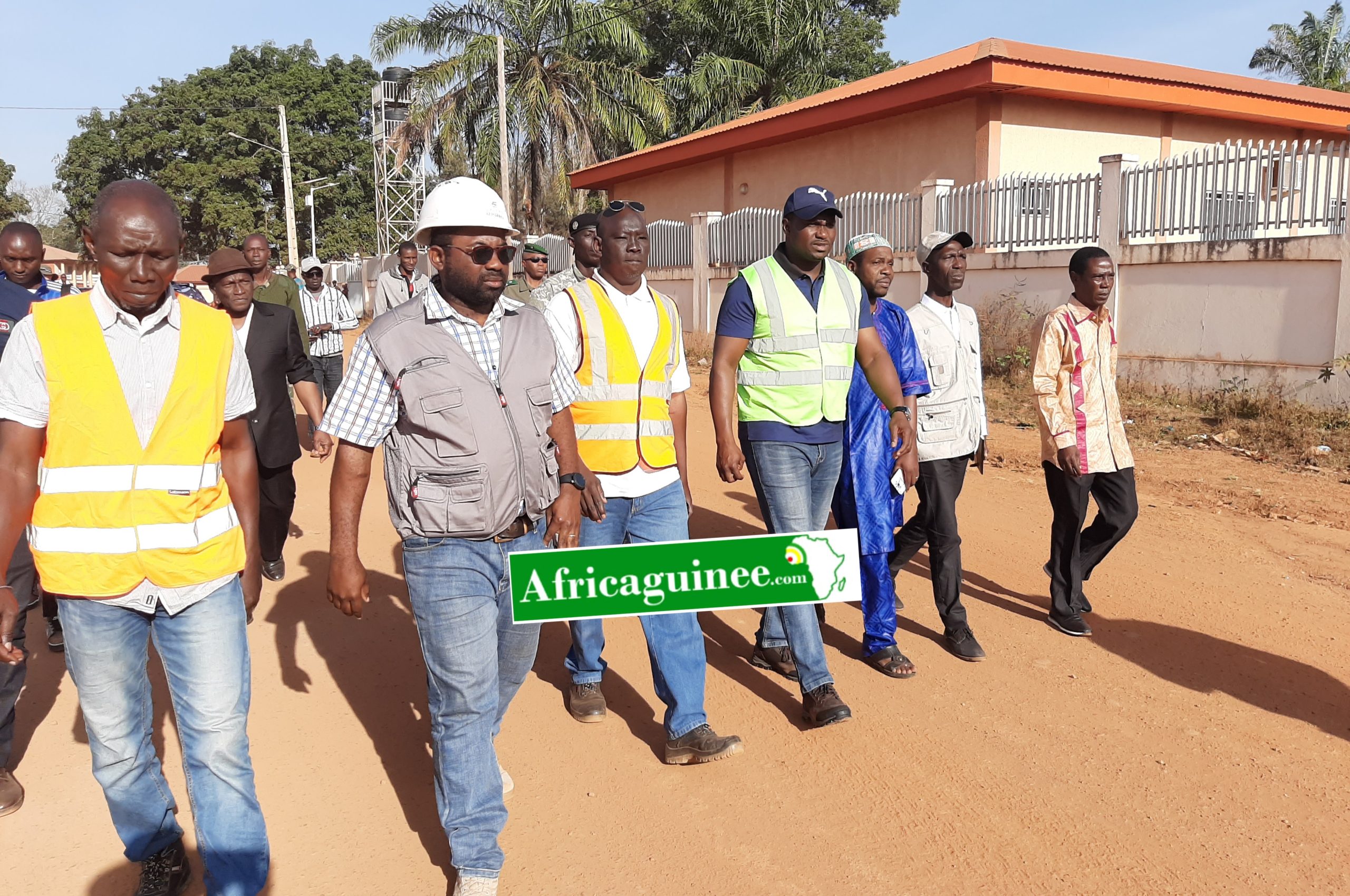 Moustapha Naité, ministre des Travaux Publics en visite de chantiers en moyenne Guinée