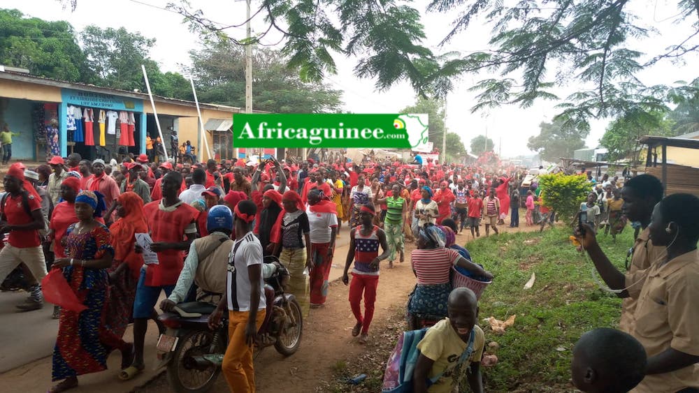 Une foule de manifestants à Nzérékoré