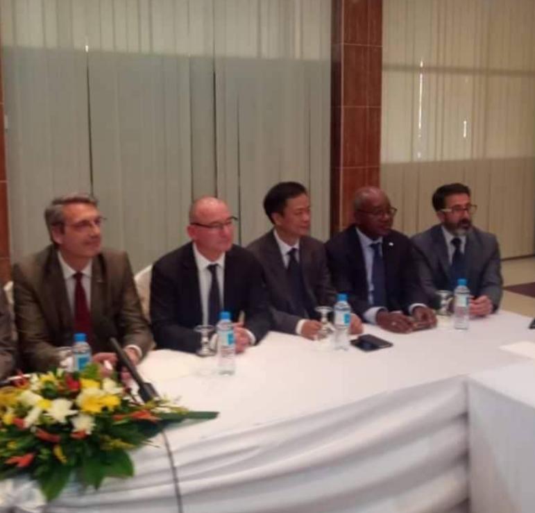 Sur cette photo, de gauche à droite : l’ambassadeur de France en Guinée, Jean-Marc Grosgurin ; le président du conseil d’administration de la SMB, Fadi Wazni ; Bosco Lau, vice-président Winning International Group ; Ismael Diakité, directeur général adjoint de la SMB ; Frédéric Bouzigues, directeur général de la SMB