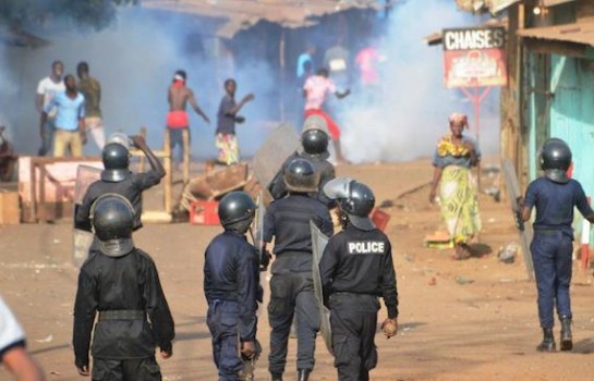 Des policiers pourchassant des manifestants à Conakry