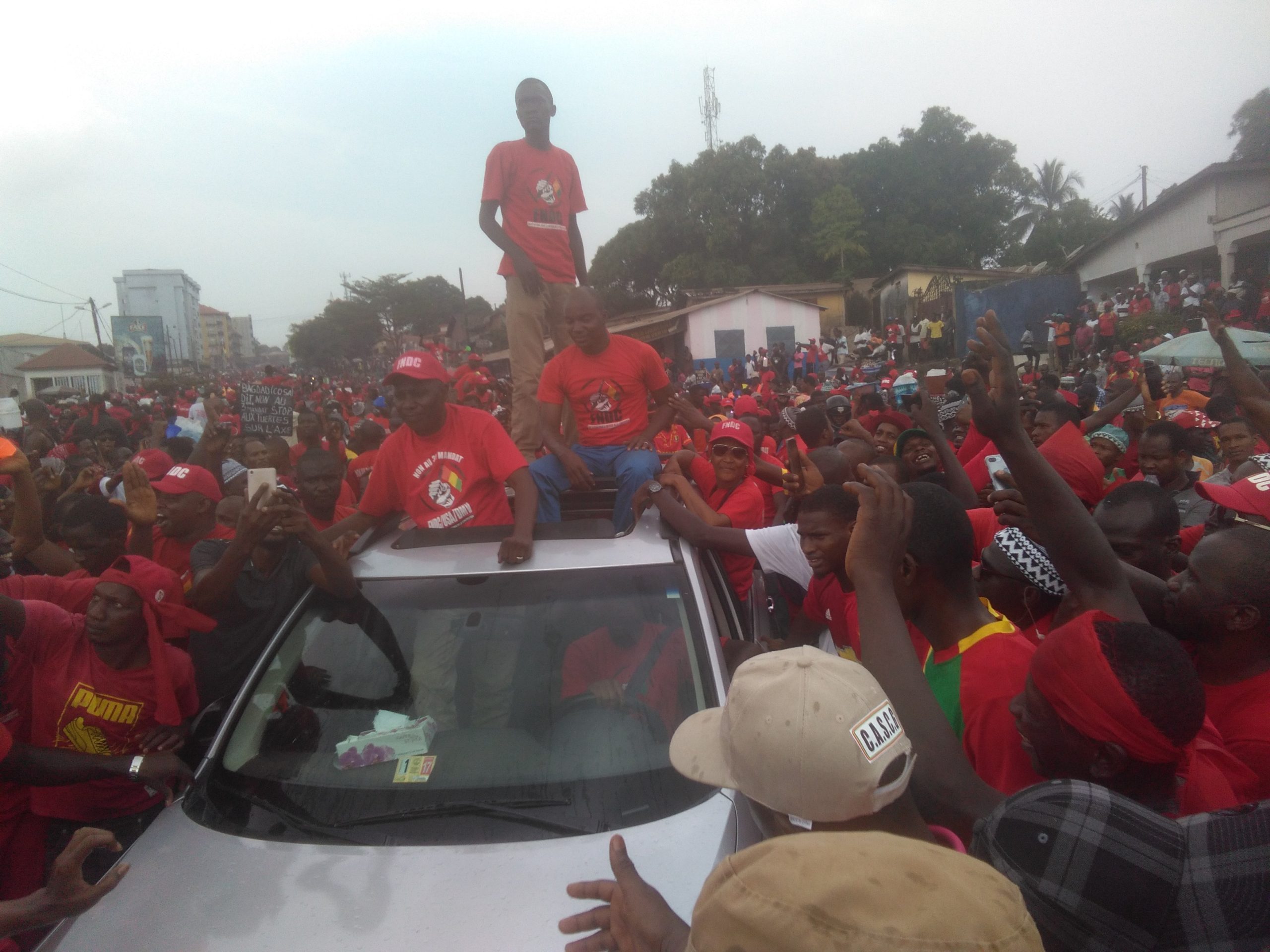 Abdourahmane Sanoh, coordinateur du FNDC, Sékou Koundouo et Ibrahim Diallo au rond-point de la Tannerie