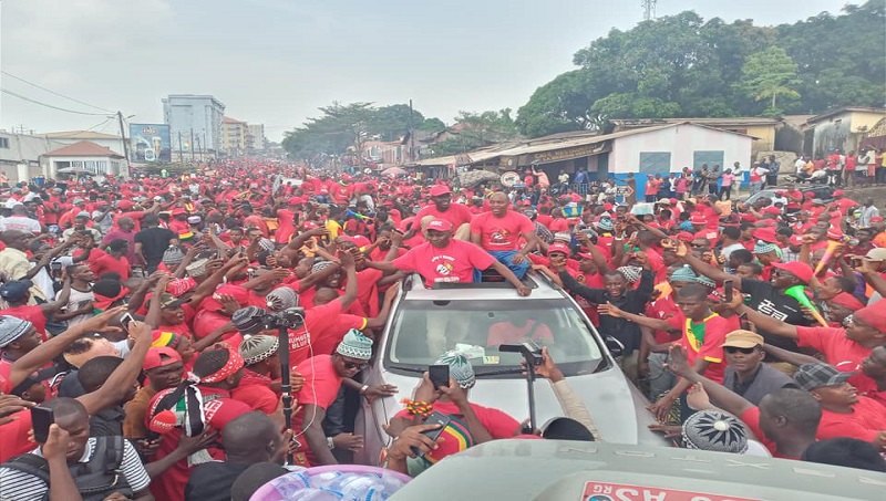 Abdourahmane Sanoh, coordinateur du FNDC et ses proches collaborateurs Sékou Koundouno, Ibrahima Diallo, acclamés par une foule à la Tannerie