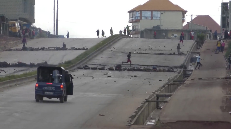 Les forces de l'ordre pourchassant des manifestants à Conakry