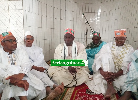 Elhadj Badru Bah, grand imam de Labé entouré d'Elhadj Bano Bah, Elhadj Ousmane Baldé  et d'autres sages de la région