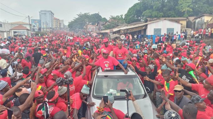 Abdourahmane Sanoh, coordinateur du FNDC et ses proches collaborateurs Sékou Koundouno, Ibrahima Diallo, acclamés par une foule à la Tannerie