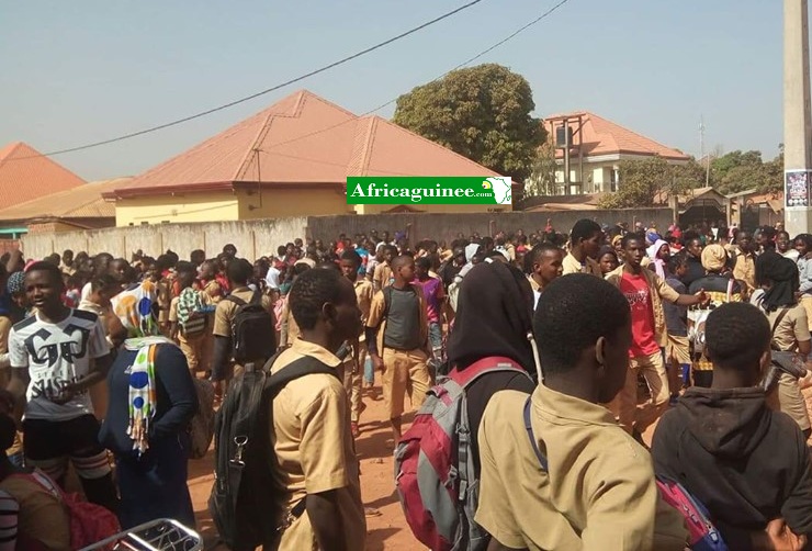 Les élèves dans la rue après la perturbation des cours dans les écoles à Labé