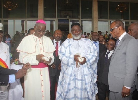 L'archevêque monseigneur Vincent Koulibaly, l'Imam Elhadj Mamadou Saliou Camara et Alpha Condé, Président de la République de Guinée