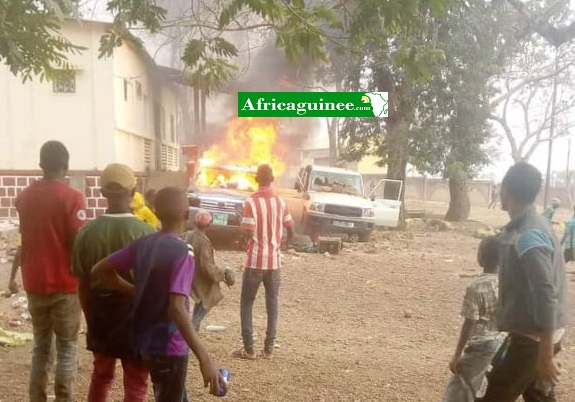 Des véhicules administratifs incendiés par des manifestants à Lélouma