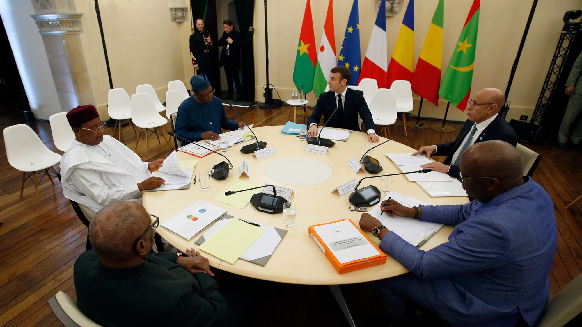 les-presidents-francais-et-africains-lors-de-la-reunion-du-g5-sahel-a-pau-le-13-janvier-2020_6244300