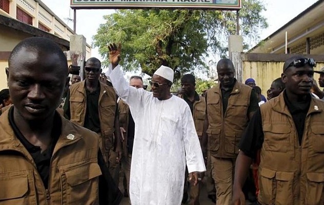 Alpha Condé, Président de la République de Guinée entouré de sa garde