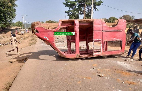 Des élèves barricadent les routes à Lola