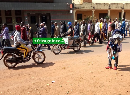 Les boulangers de Mamou marchent sur la rue commerciale