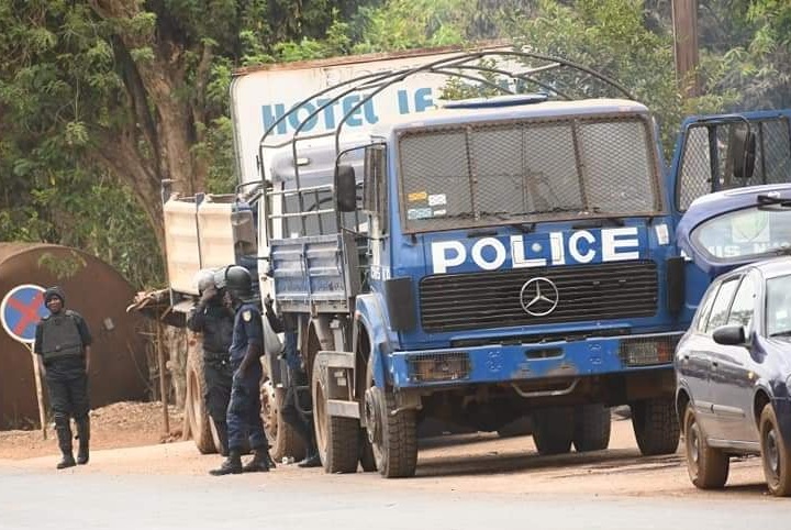 Un camion de la police devant la résidence de Fodé Oussou et Cellou Baldé