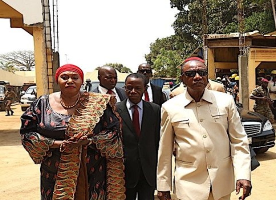 Alpha Condé, Président de la République de Guinée et la Directrice de l'Hôpital Donka, image d'archive