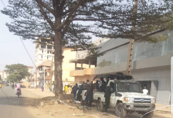 Des hommes cagoulés aux abords du siège de l'UFDG à Hamdallaye