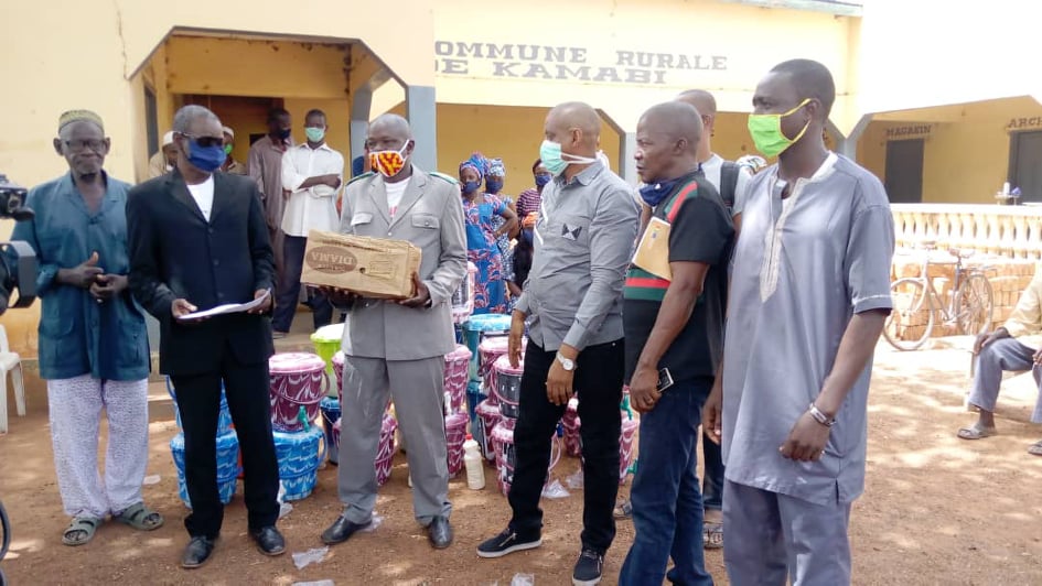 Remise des kits aux autorités locales