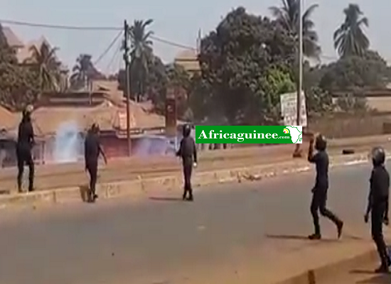Des policiers déployés à Conakry pour le maintien d'ordre au quartier Wanindara, épicentre de la contestation contre le référendum