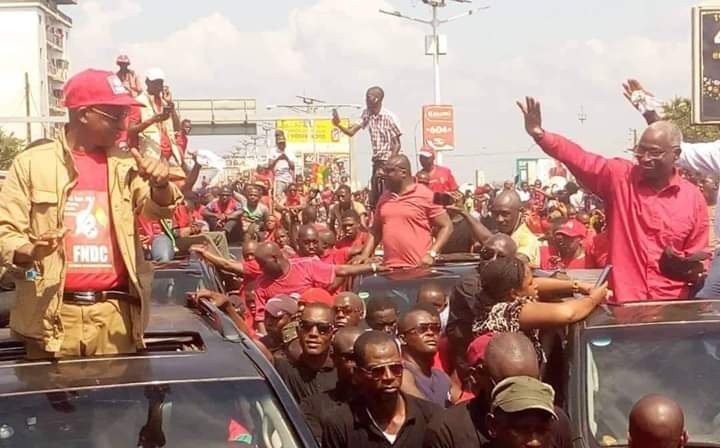 BAH Oury et Cellou Dalein Diallo se saluant lors d'une manifestation du FNDC à Conakry