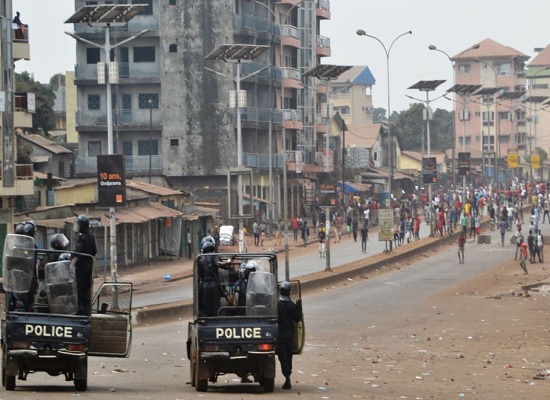 Des policiers face à des manifestants à Conakry