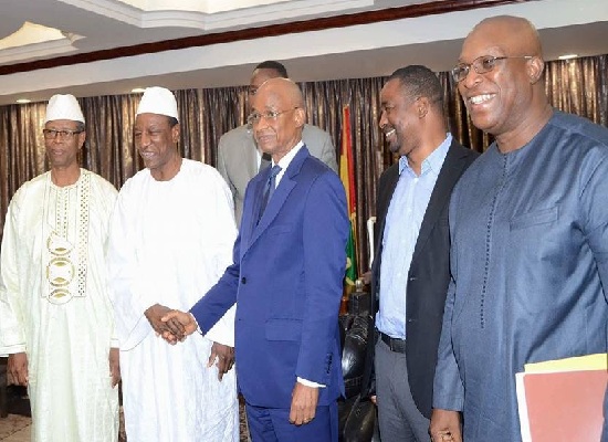 Alpha Condé, Cellou Dalein Diallo et leurs proches lors d'une rencontre à Sékhoutourea au lendemain des communales de 2018