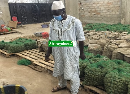 Un agriculteur dans son stock de récolte à Mamou