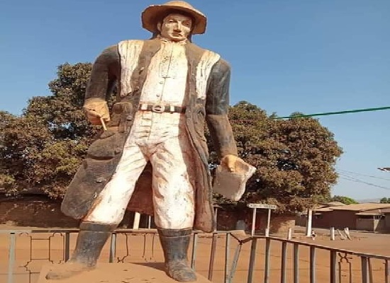 Statue de Réné Caillé à Kouroussa