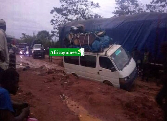 Des véhicules embourbés sur la route Kankan Kissidougou