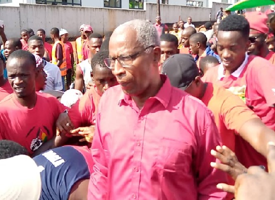 BAH Oury au milieux de jeunes manifestants lors d'une mobilisation du FNDC à Conakry