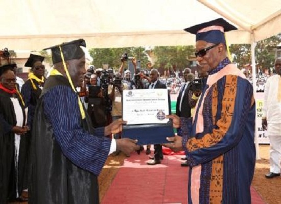Alpha Condé recevant sa distinction de Dr Honoris Causa à l'Université de Sonfonia