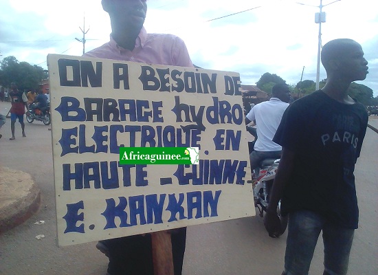 Un jeune manifestant dans les rues de Kankan