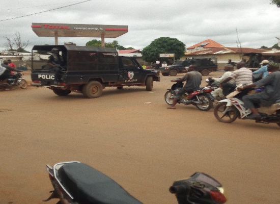 Un pickup de la police au rond-point Loisir