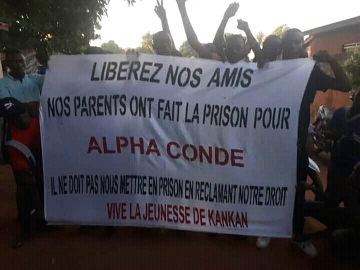 Des jeunes en colère réunis cet après-midi au gouvernorat de Kankan