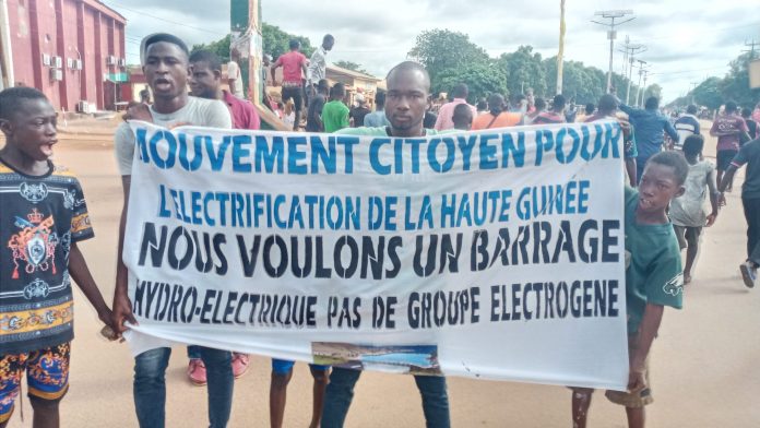 Manifestation contre le manque de courant à Kankan