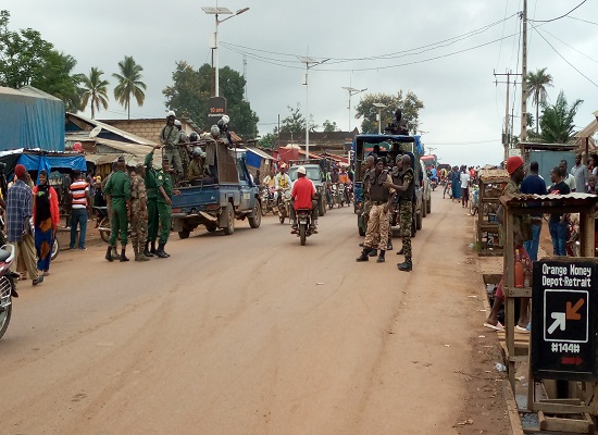 Des gendarmes dans une rue à Nzérékoré