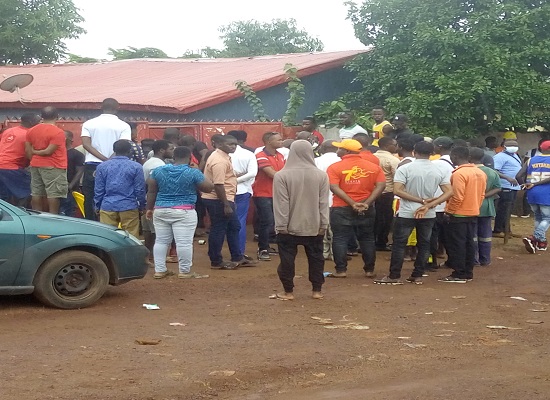 Des citoyens mobilisés aux alentour de la boîte de nuit Benda où Alexis a trouvé la mort