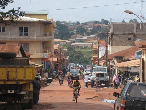 Vue d'une rue de la ville de Labé