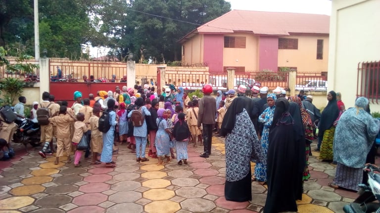 Des élèves et leurs parents mobilisés à la DPE de Mamou