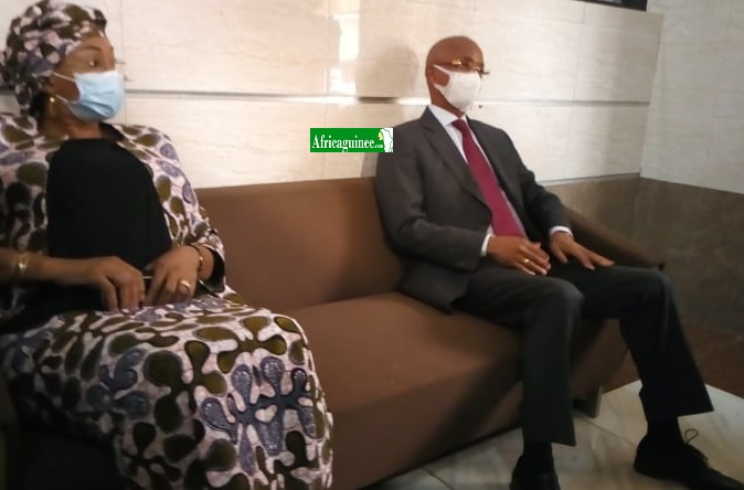 Cellou Dalein Diallo, leader de l'UFDG et son épouse installés dans la salle d'attente de la Cour Constitutionnelle