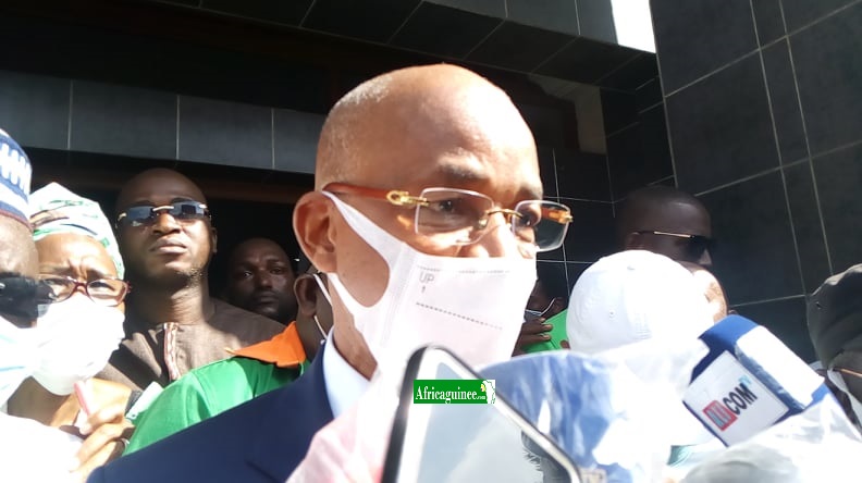 Cellou Dalein Diallo, leader de l'UFDG à sa descente d'avion