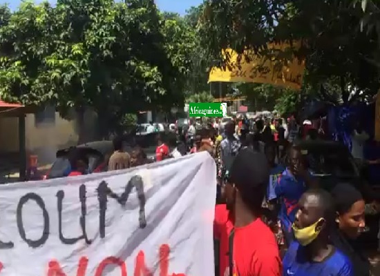 La police disperse une manifestation à Kaloum