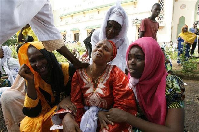 Des proches des victimes au lendemain du massacre, crédit photo Human Rigths Watch