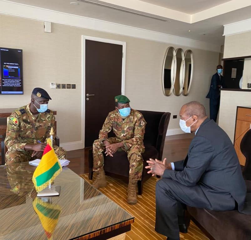 Alpha Condé, président de la République de Guinée et des responsables de la junte au Mali