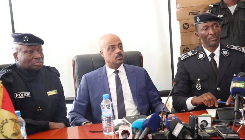 Le ministre de Damantang Albert Camara entouré par de hauts responsables de la police