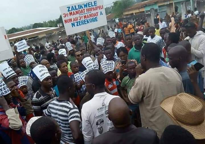 Des militants du FNDC lors d'une manifestation contre la réforme constitutionnelle